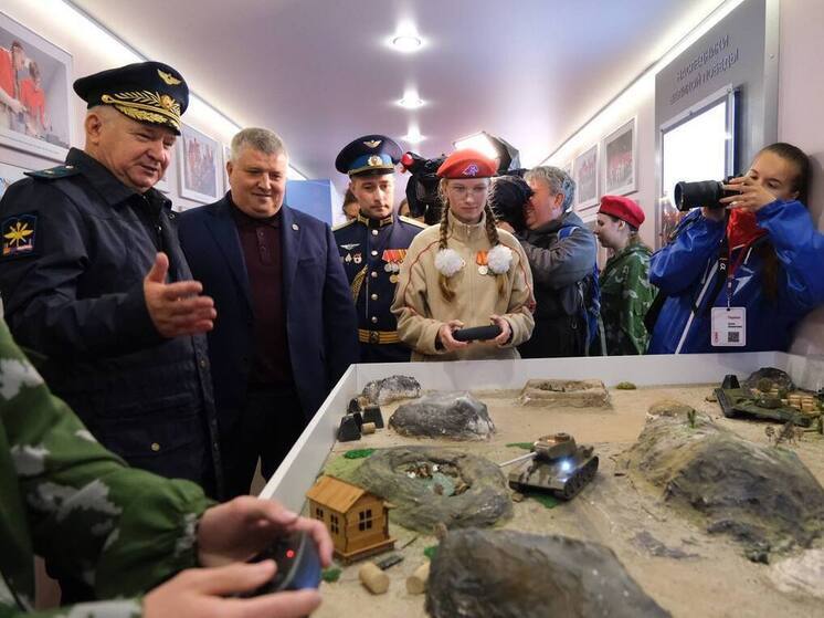 Дронов посетил прибывший поезд-выставку в Великом Новгороде