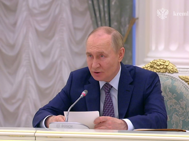 Президент РФ по видеосвязи принял участие в открытии шахматной школы в Мелитополе