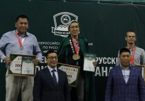  

Якутский шашист Николай Стручков совершил историческое достижение, став победителем Всероссийских соревнований по русским шашкам на «Кубок Ил Дархана», прошедших с 25 по 27 июня в Якутске