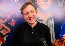 Актер Артем Михалков, сын знаменитого режиссера Никиты Михалкова, за минувший год дважды удивил поклонников, следящих за его личной жизнью