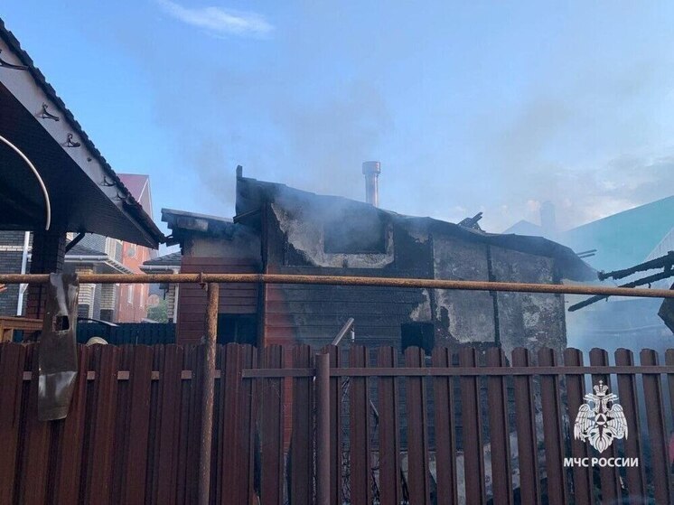 В Уфе пожарные на дали огню от бани перекинуться на жилые постройки