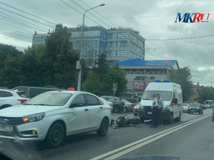 На улице Ленина в центре Рязани произошло ДТП с участием такси и мотоцикла