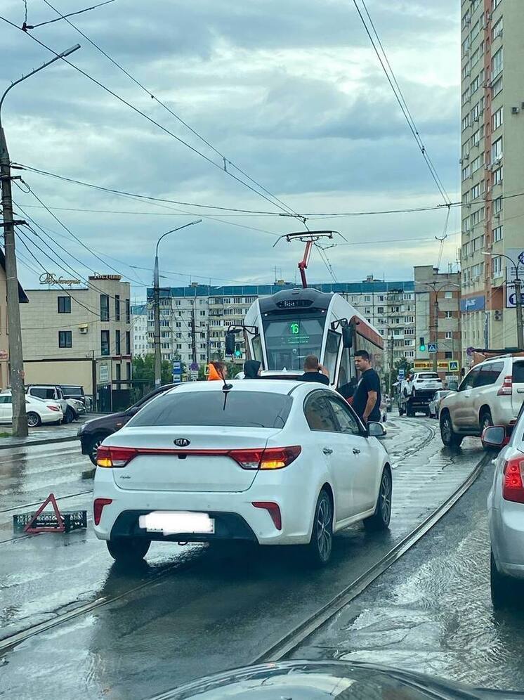 В Самаре на Тухачевского из-за дорожной аварии встали трамваи