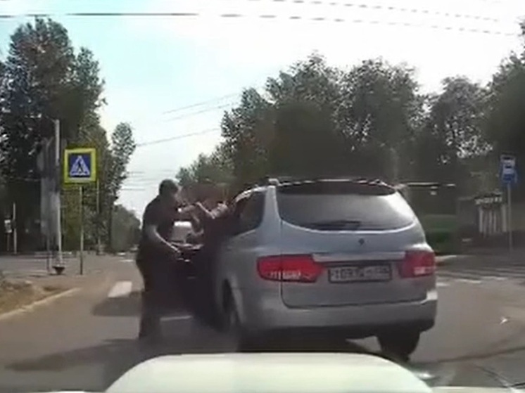В Иркутске II на дороге подрались двое водителей