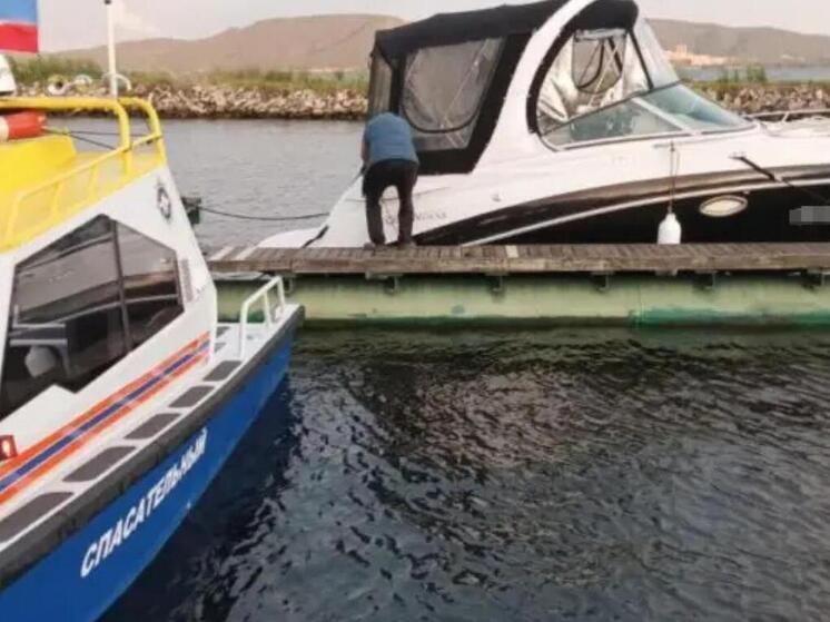 В Самарской области спасли 2 человек на катере, уносимом течением в сторону ГЭС