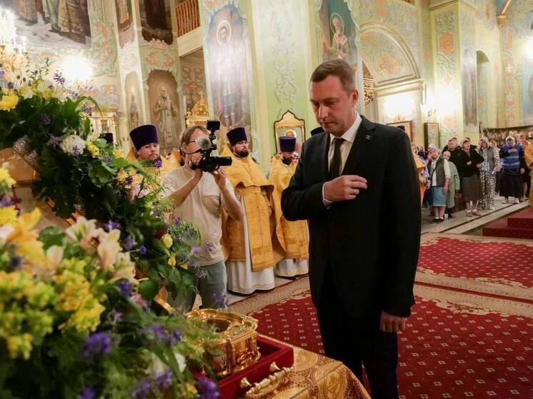 Губернатор Бусаргин встретил мощи святителя Тихона в Саратове