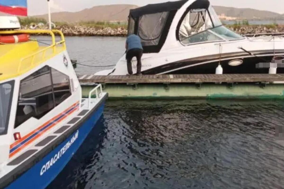 В Самарской области спасли 2 человек на катере, уносимом течением в сторону ГЭС