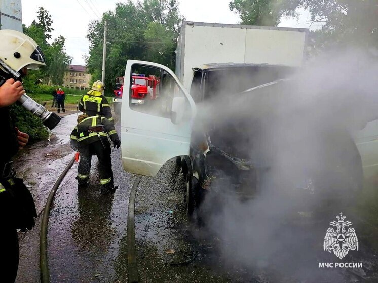 В Туле на улице Морозова загорелись два автомобиля