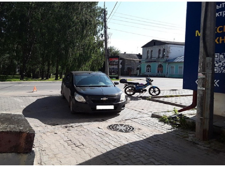 В Великом Устюге столкнулись мопед и легковушка