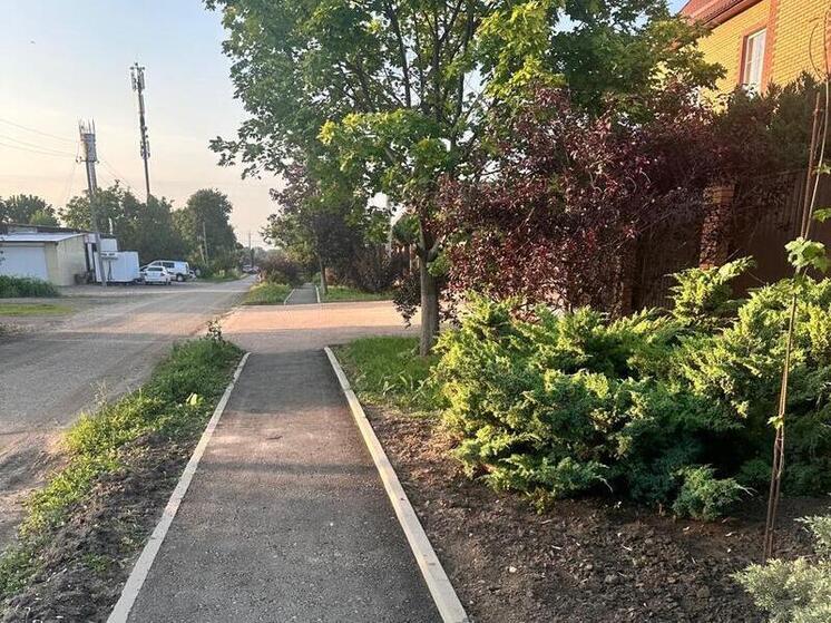 В Динском районе продолжается обустройство тротуаров