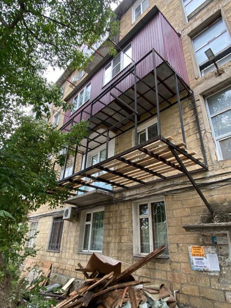 В Махачкале снесли самовольную пристройку к балкону