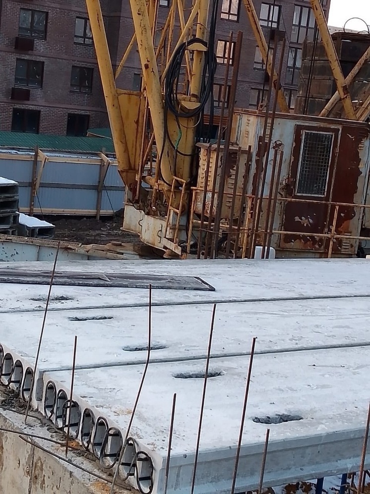 Арбитражный суд Центрального округа в Калуге признал не имеющим правого значения решение губернатора Орловской области Андрея Клычкова о том, чтобы предоставить участок &quot;карточного домика&quot; на набережной Дубровинского,68 в Орле под застройку компании &quot;СЗ Омега парк&quot;