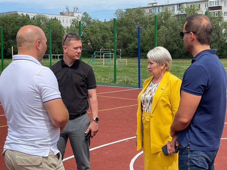 Председатель Оренбургского городского Совета оценила ход работ на спортивной площадке школы №64