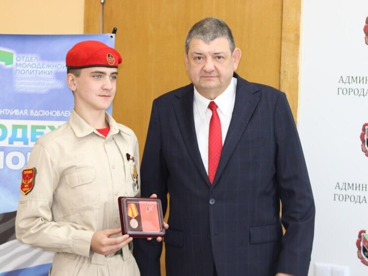 В Горловке вручили знаки «Юнармейская доблесть» участникам общественного движения «Юнармия»