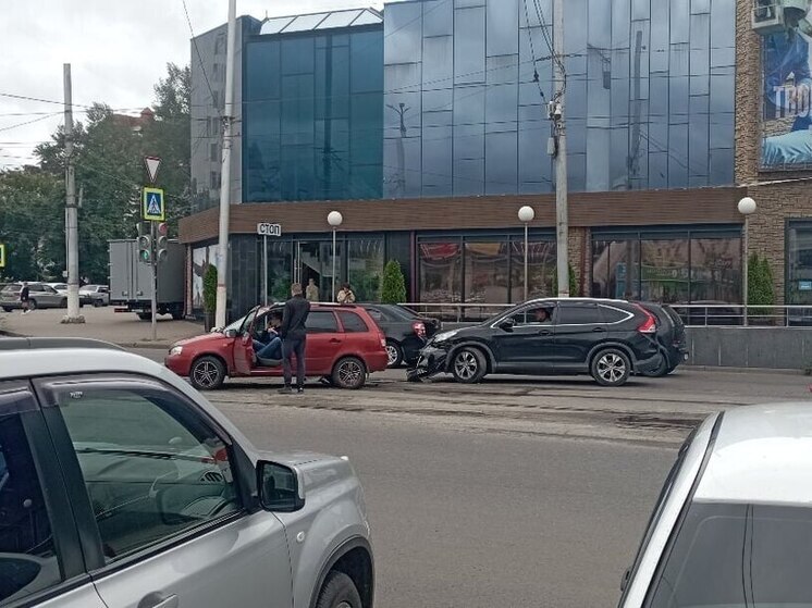В Курске на улице Верхняя Луговая образовалась пробка из-за ДТП