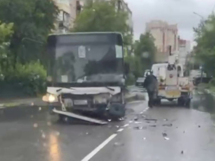 Пассажирский автобус попал в аварию в Балашихе