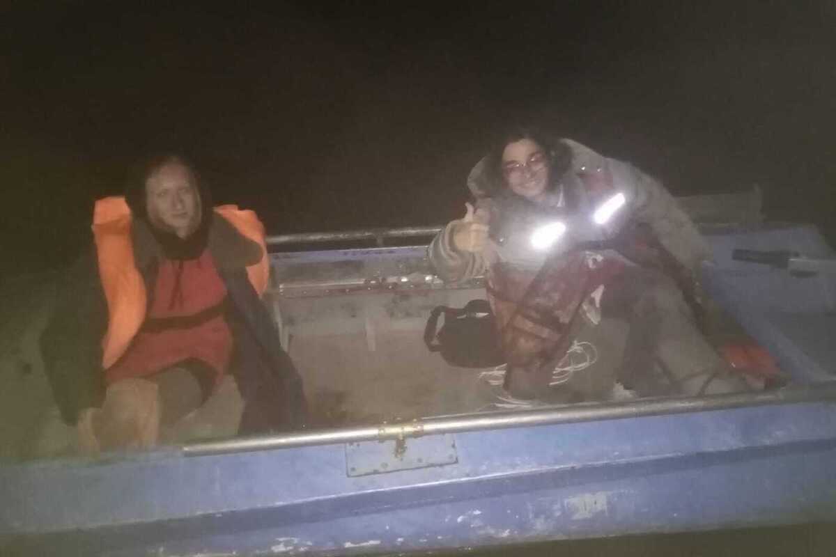 Моторная лодка с пассажирами застряла на Волге, оставшись без бензина