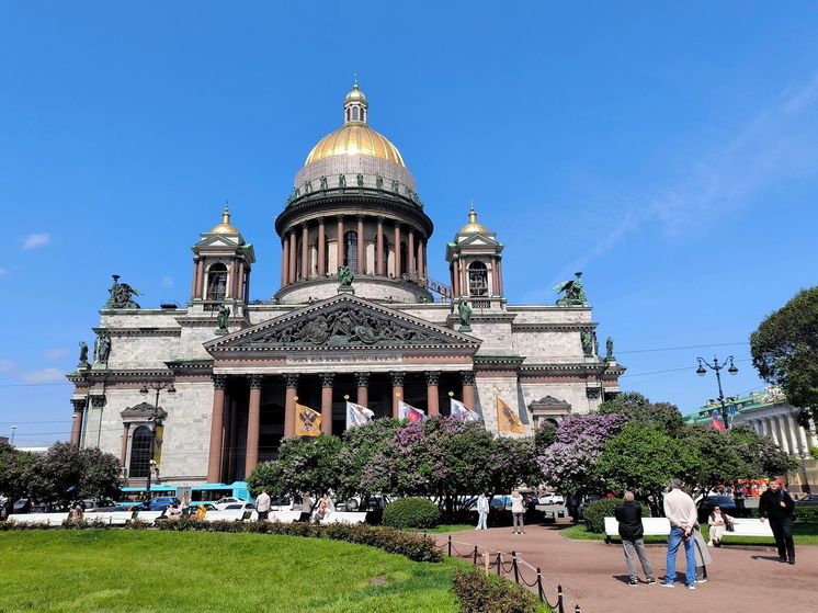 В Санкт-Петербурге компания мигрантов устроила шумные пляски вблизи Исаакиевского собора