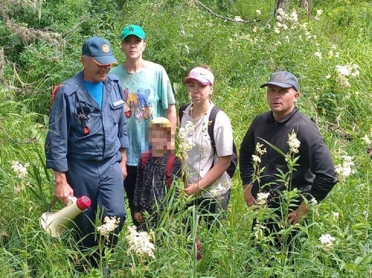 Группа туристов решила подняться на гору Синюха в Алтайском крае и потерялась. Всего пропали четыре человека, в том числе маленький ребенок. В итоге здесь развернулась целая поисково-спасательная операция.