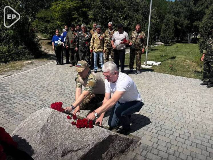 Херсонские единороссы и «Боевое братство» возложили цветы в парке Афганской славы