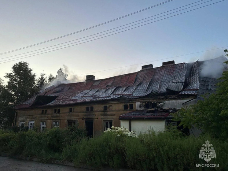 В Краснознаменске при пожаре рухнул старинный дом