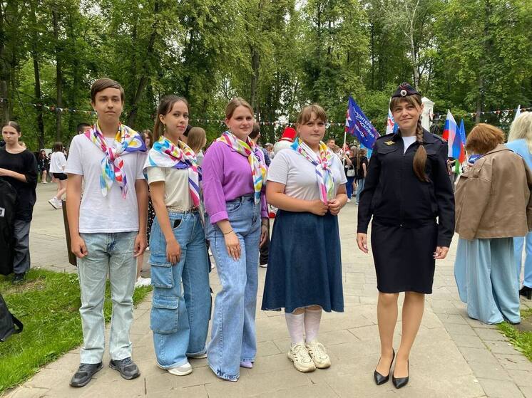 Серпуховские инспекторы ГИБДД поздравили волонтеров с Днем молодежи