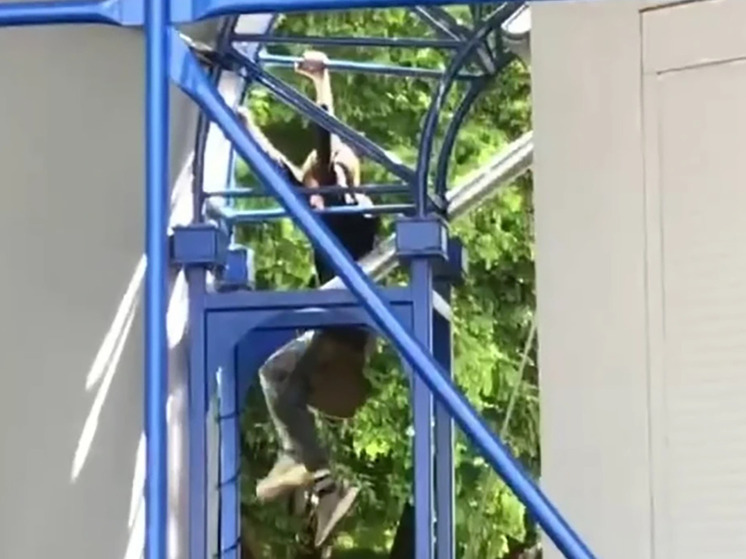 В парке Калининграда увидели лазающих по крыше Летнего театра подростков