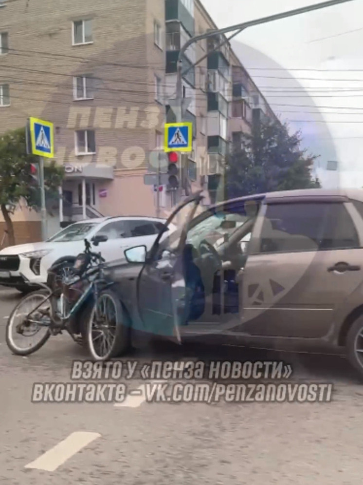 В Пензе на перекрестке Ставского и Пушкина автомобиль сбил велосипедиста