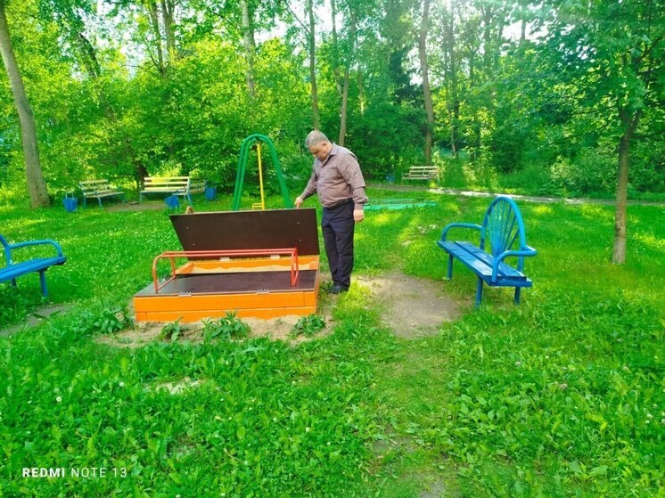 Во дворах Калуги появились новые скамейки и песочницы