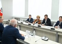 Глава краевого центра Евгений Наумов и председатель городской Думы Краснодара Вера Галушко встретились с президентом благотворительного фонда «Команда „А”», депутатом Херсонской областной Думы Иваном Шумаковым и исполнительным директором фонда, депутатом Думы муниципального образования города-курорт Геленджик Дарьей Малюгиной
