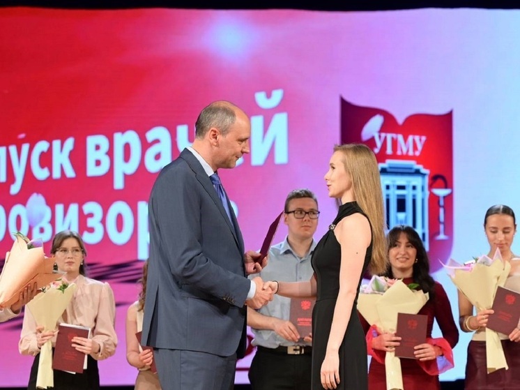 Денис Паслер вручил дипломы выпускникам мединститута