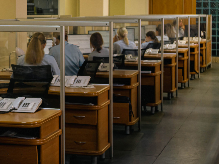 Корреспондент «МК», посетивший мозговой центр столичной полиции, делится историями из жизни экстренной линии