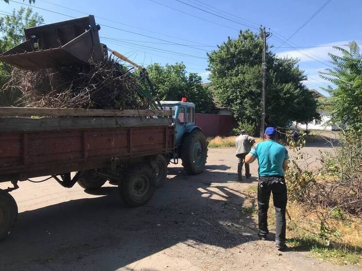 В Токмакском районе продолжаются сезонные работы по благоустройству