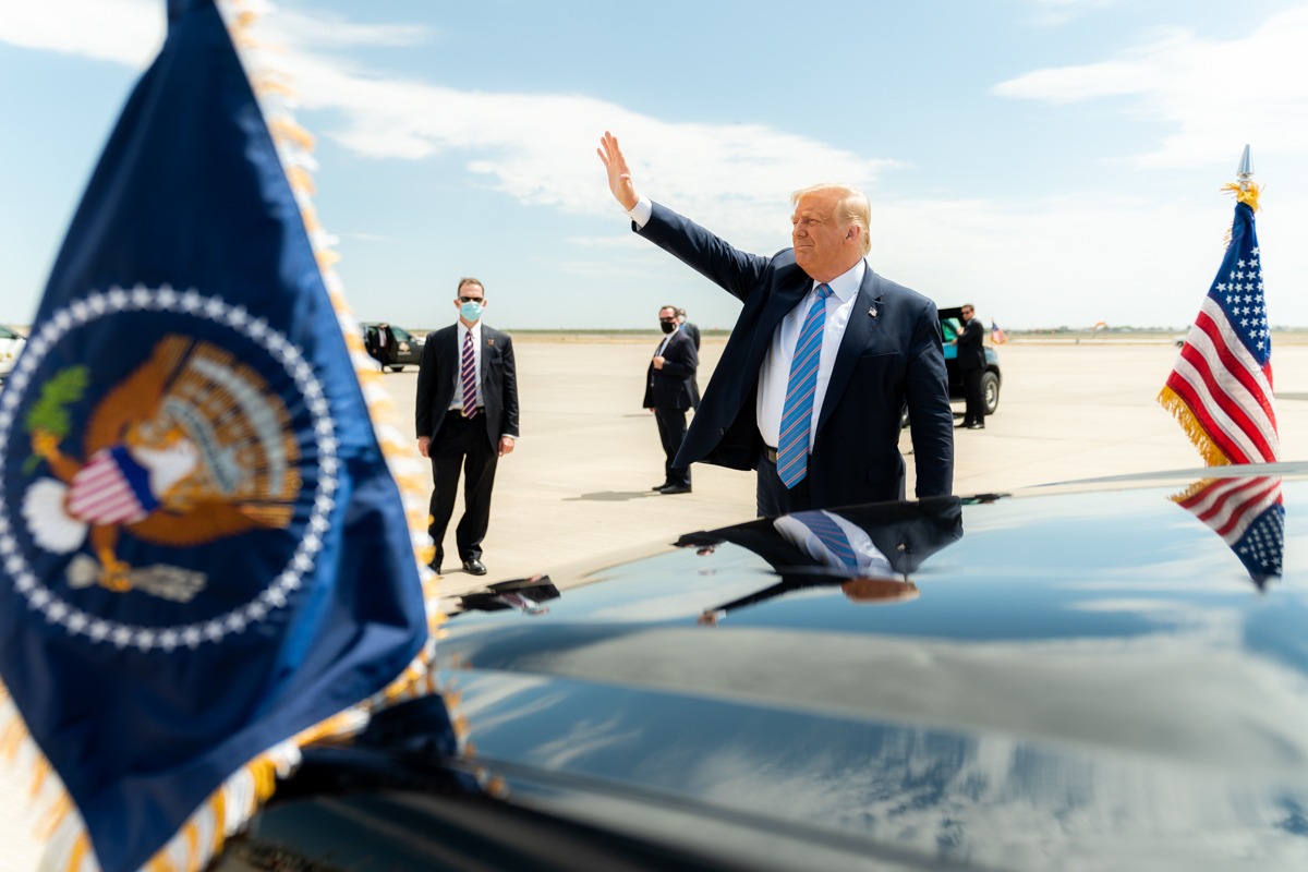 Трамп открыл центр для мигрантов, окруженный болотами с аллигаторами и питонами