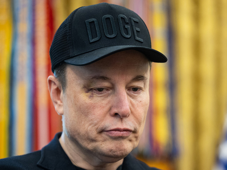 Маск пока не стал обострять конфликт с Трампом, несмотря на угрозу депортации