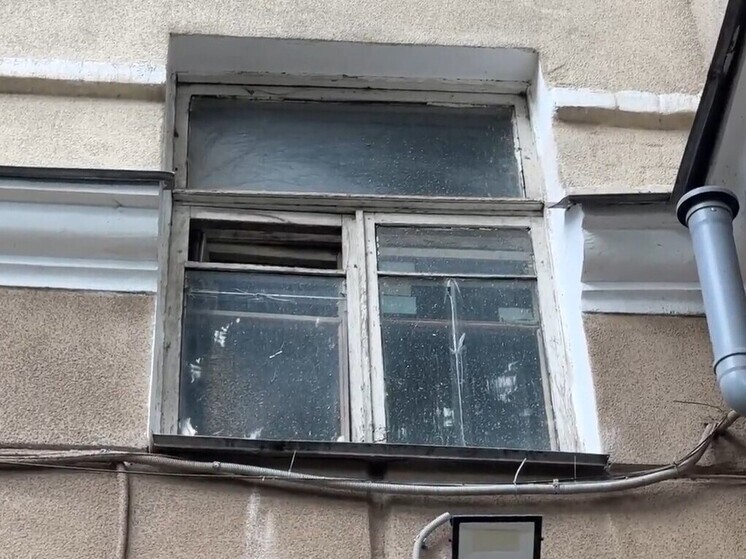 В Орле по стенам дома на улице 7 ноября течёт вода