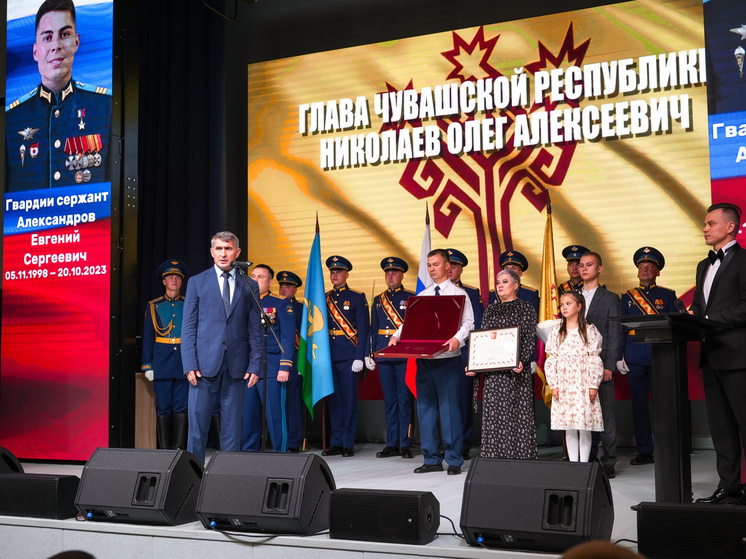 В Цивильске родителям погибшего воина передали медаль «Золотая Звезда»