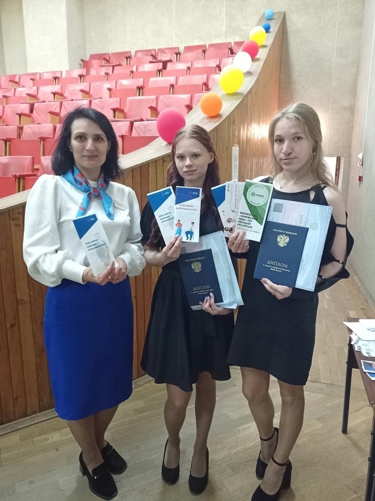 Кадровый центр по Онежскому округу провел встречу с выпускниками индустриального техникума, гражданами, желающими найти для себя подходящую работу, участниками СВО и членов их семей