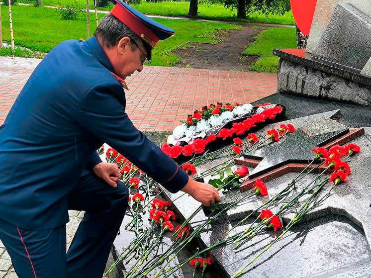 Тамбовские следователи возложили цветы к мемориалу ветеранов