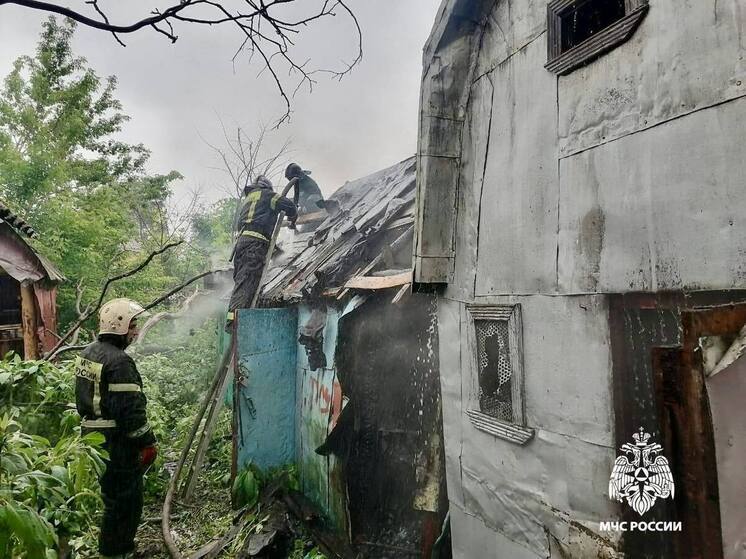 В Тверской области пожарные не дали сгореть хозпостройкам