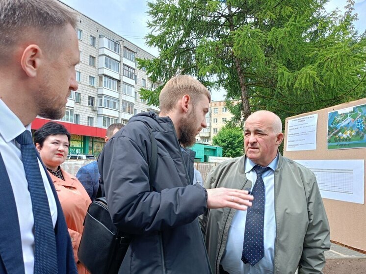 Сергей Ситников проверил как идут работы по благоустройству Юбилейного сквера в Костроме