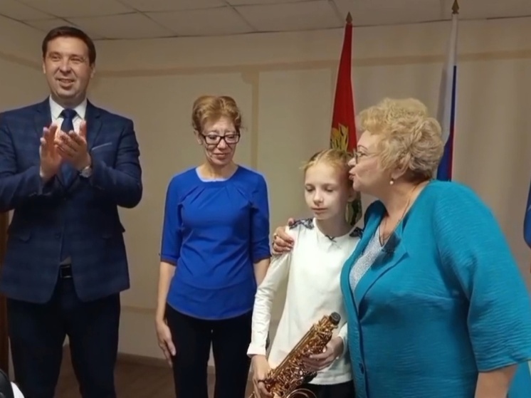 Саксофон от детского омбудсмена страны вручили девочке из Липецкой области