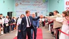 Красная дорожка, экран и сцена: елецких выпускников чествовали как звезд