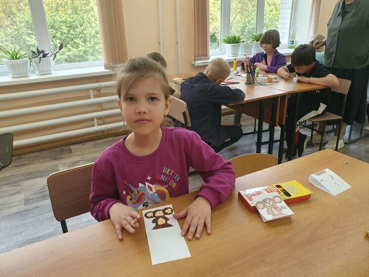 Открытки для участников СВО с изображением Чебурашки изготовили дети в Оболенске