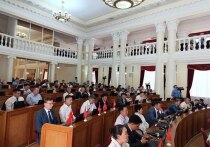 24 июня прошла очередная 12-я сессия Народного Хурала Бурятии, на которой депутаты рассмотрели 47 вопросов повестки. Основными темами стали отчет главы Бурятии Алексея Цыденова, доклад о ходе реализации «Стратегии социально-экономического развития до 2035 года» и отчет об исполнении республиканского бюджета за 2024 год.