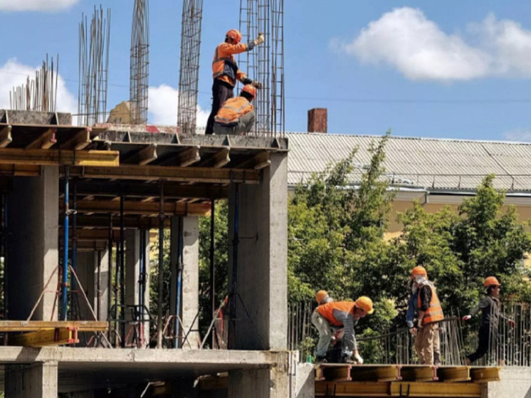 Все выше и выше: дом-квартал Меланж в тихом центре Барнаула набирает высоту