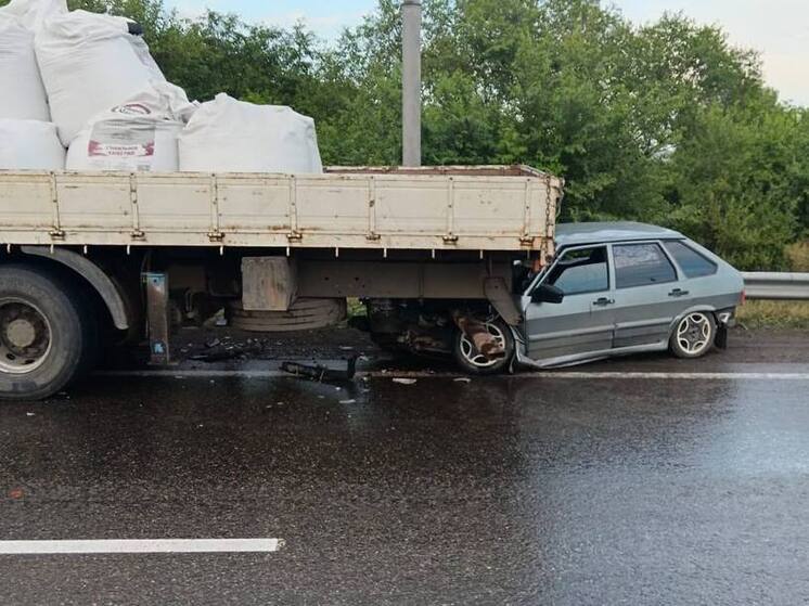 В Хакасии два человека пострадали после «поцелуя» легковушки и грузовика