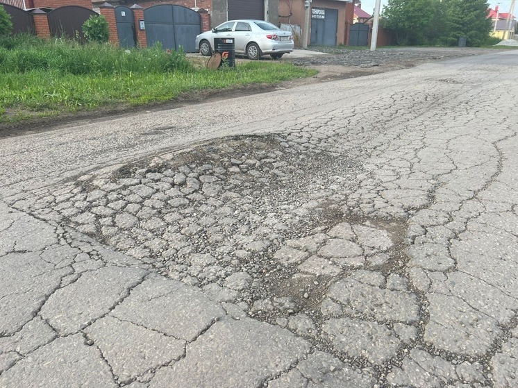 Жители городского микрорайона по-прежнему разбивают ноги, а автомобили – подвески