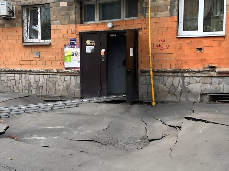 В Красноярске на улице Бограда произошел провал грунта