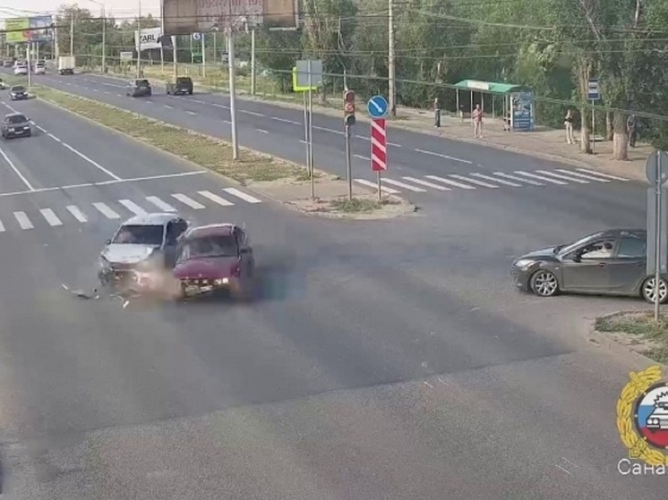 ДТП с двумя автомобилями на перекрестке в Волгограде попало на видео